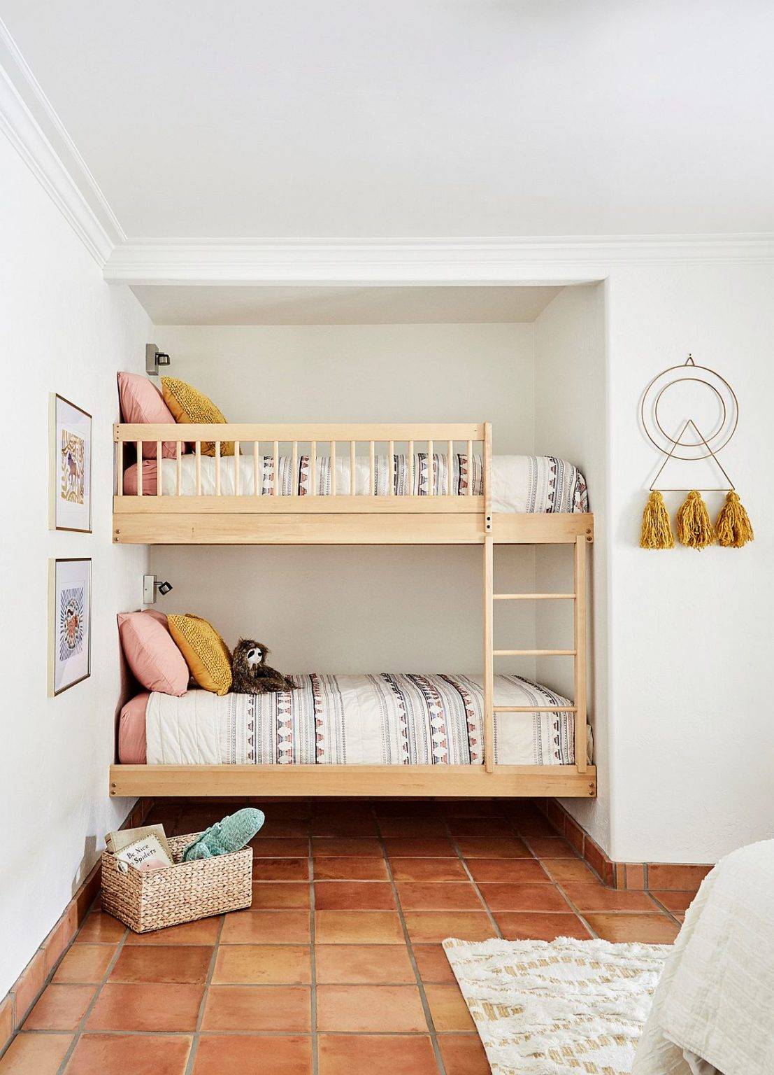 Phòng ngủ trẻ em đáng yêu với giường tầng bàng gỗ mộc mạc và gạch lát sàn bằng màu đất nung thân thiện, trầm ấm.