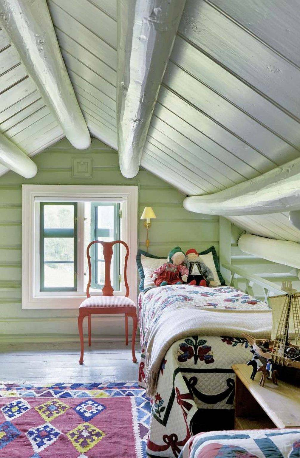 Màu xanh lá cây nhẹ nhàng làm phông nền cho phòng ngủ trẻ em trên gác mái.