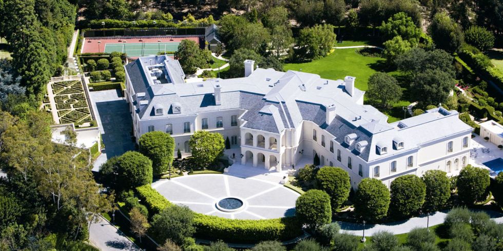 Đối với một ngôi nhà đắt nhất thế giới, hẳn bạn sẽ nghĩ nó có một cái tên rất vương giả, phải không? Tuy nhiên, khu đất rộng 5.249m2 mang cái tên bình dị là "The Manor".