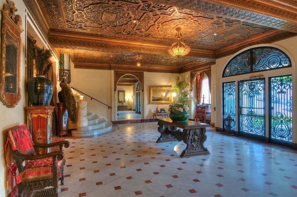 Nhà gồm 7 phòng ngủ, 11 phòng tắm. Trần nhà bằng gỗ màu đồng, chạm khắc tinh xảo, 8 lò sưởi bằng đá cẩm thạch và giếng trời bằng kính Tiffany. 