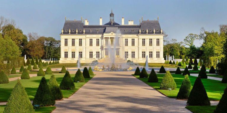 Vào năm 2015, Chateau Louis XIV đã giành được danh hiệu là ngôi nhà đắt nhất thế giới từng được bán. Mặc dù trông như thể nó đã ở đó hàng thế kỷ, nhưng về mặt kỹ thuật thì lâu đài nguy nga này được xây dựng mới. Nó được hoàn thành vào năm 2011. 