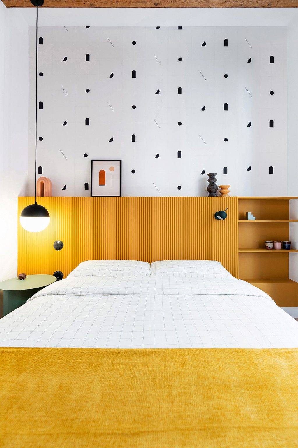Phòng ngủ phong cách Bắc Âu trông thật thời thượng và sành điệu với màu vàng - trắng kết hợp vô cùng ăn ý.