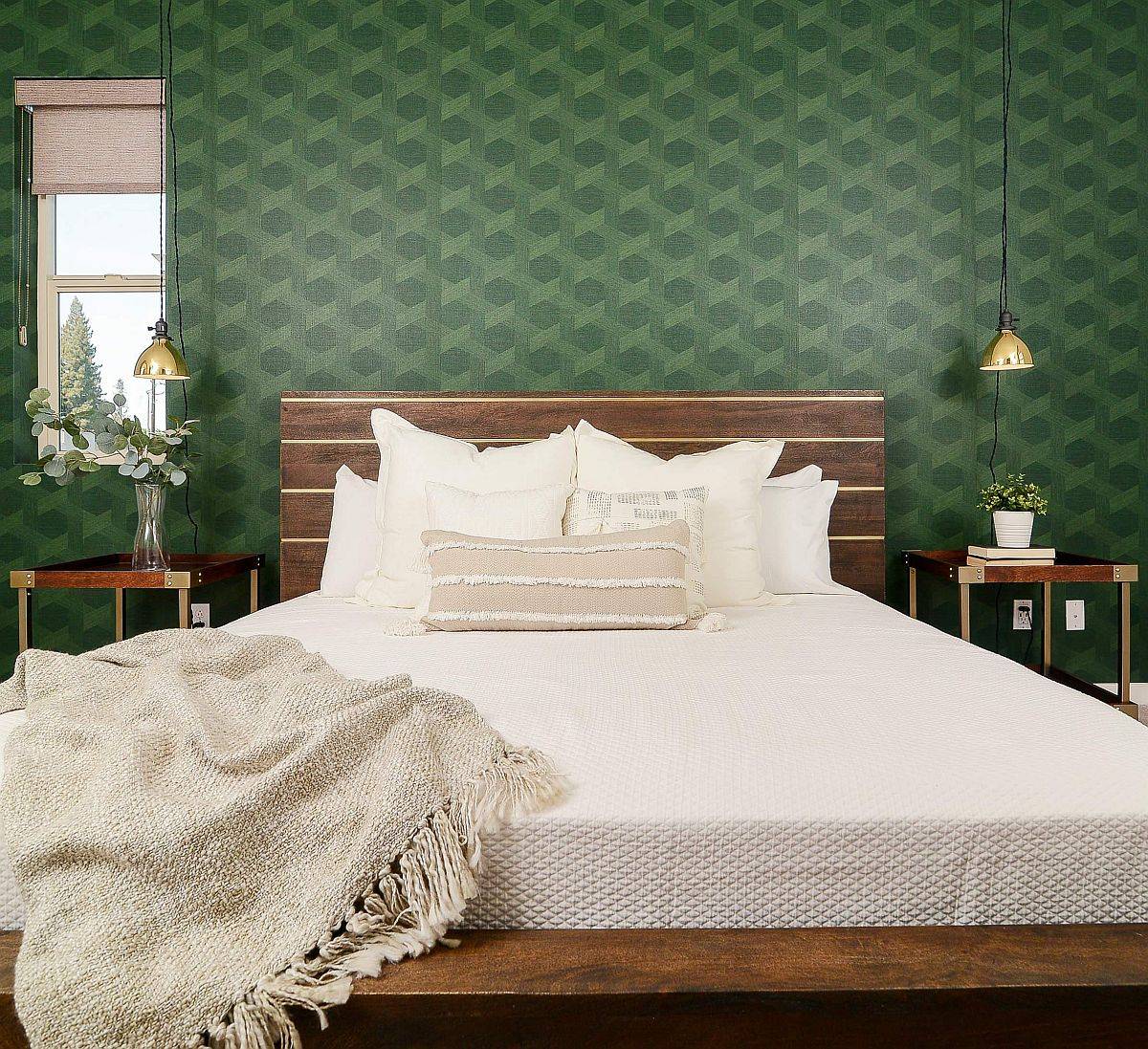 Thêm sắc xanh thiên nhiên vào phòng ngủ thông qua giấy dán tường là ý tưởng đơn giản, dễ thực hiện, đáng để bạn tham khảo.