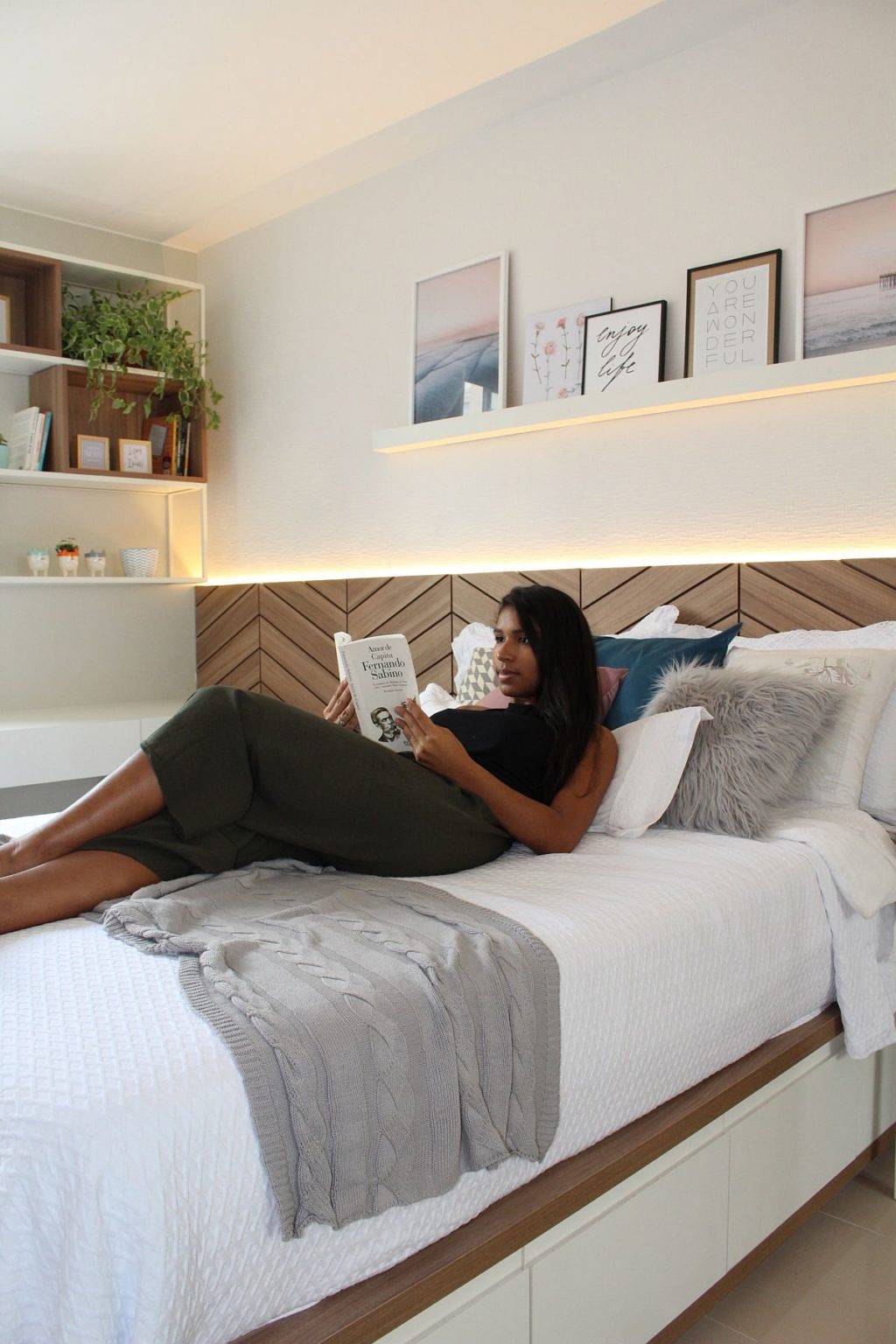 Phòng ngủ hiện đại với bảng màu trắng và nâu gỗ kết hợp hài hòa cùng hệ thống chiếu sáng thông minh.