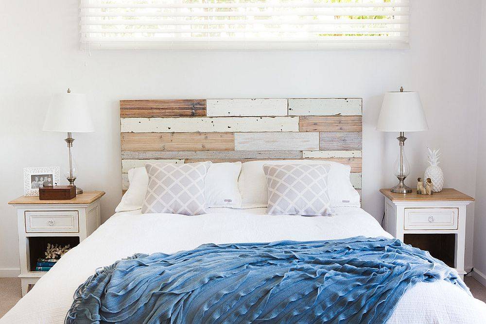 Đầu giường bằng gỗ kiểu tái chế mộc mạc, "tông xuyệt tông" với hai tủ đối xứng.
