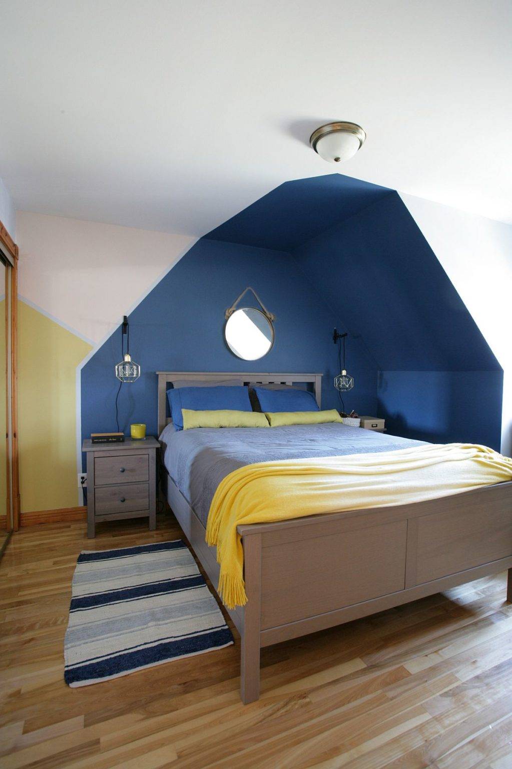 Phòng ngủ phong cách Scandinavian với sự kết hợp khéo léo với màu xanh lam nhẹ nhàng và sắc vàng chanh tươi vui, tràn đầy sức sống.
