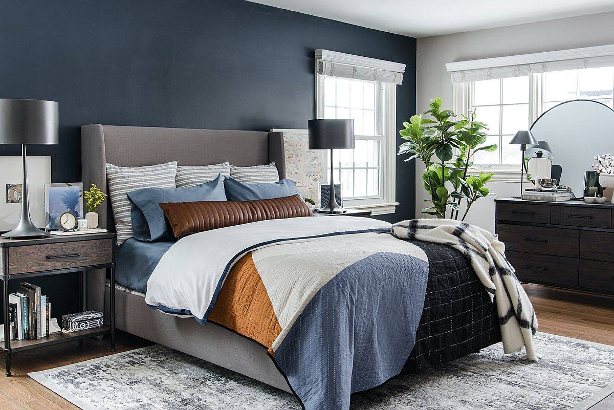 Bức tường màu xám than mang đến vẻ hiện đại cho phòng ngủ, đồng thời giúp gia tăng chiều sâu cho căn phòng.