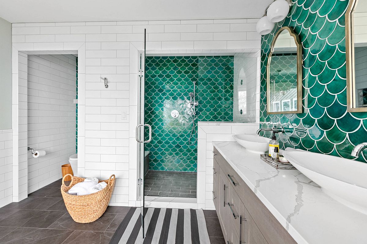 phòng tắm màu trắng nổi bật với tường ốp gạch vảy cá màu xanh ngọc