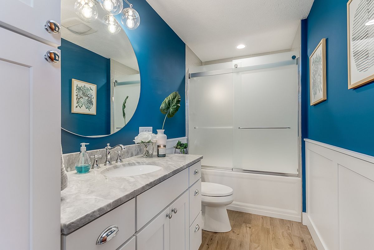 Phòng tắm màu xanh trắng tạo cảm giác thư giãn, dễ chịu cho người dùng.