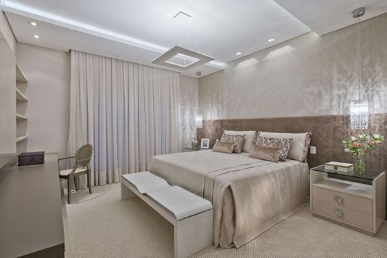 Không gian phòng ngủ master rộng rãi, đầy đủ tiện ích, sử dụng bảng màu trung tính sang trọng, tạo cảm giác thư giãn cho người dùng.