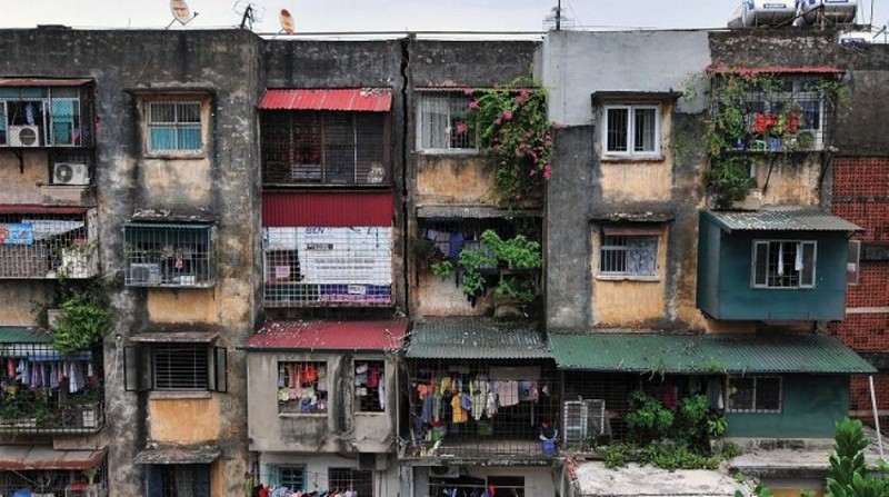 cận cảnh tòa chung cư cũ xuống cấp ở Hà Nội