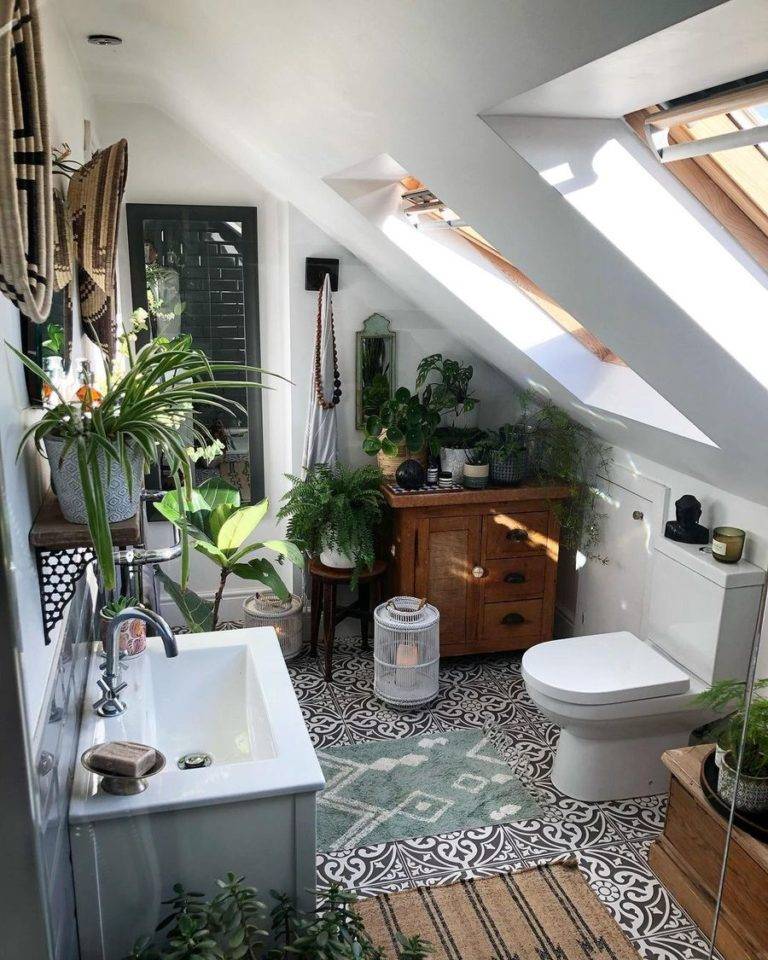 Phòng tắm phong cách Bohemian được thể hiện qua tủ gỗ lưu trữ và thảm trải phong cách cổ điển. Cùng với đó là yếu tố cây xanh ngập tràn không gian.