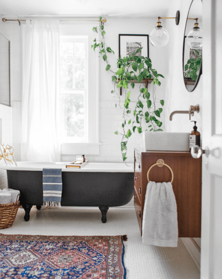 Cây xanh là chi tiết không thể thiếu khi trang trí phòng tắm phong cách Bohemian. 