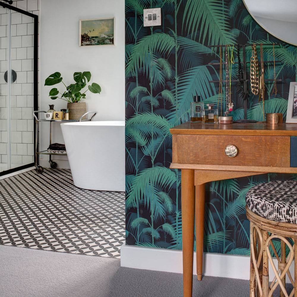 Giấy dán tường họa tiết cây xanh nhiệt đới giúp gia tăng chiều sâu cho phòng tắm phong cách Bohemian.