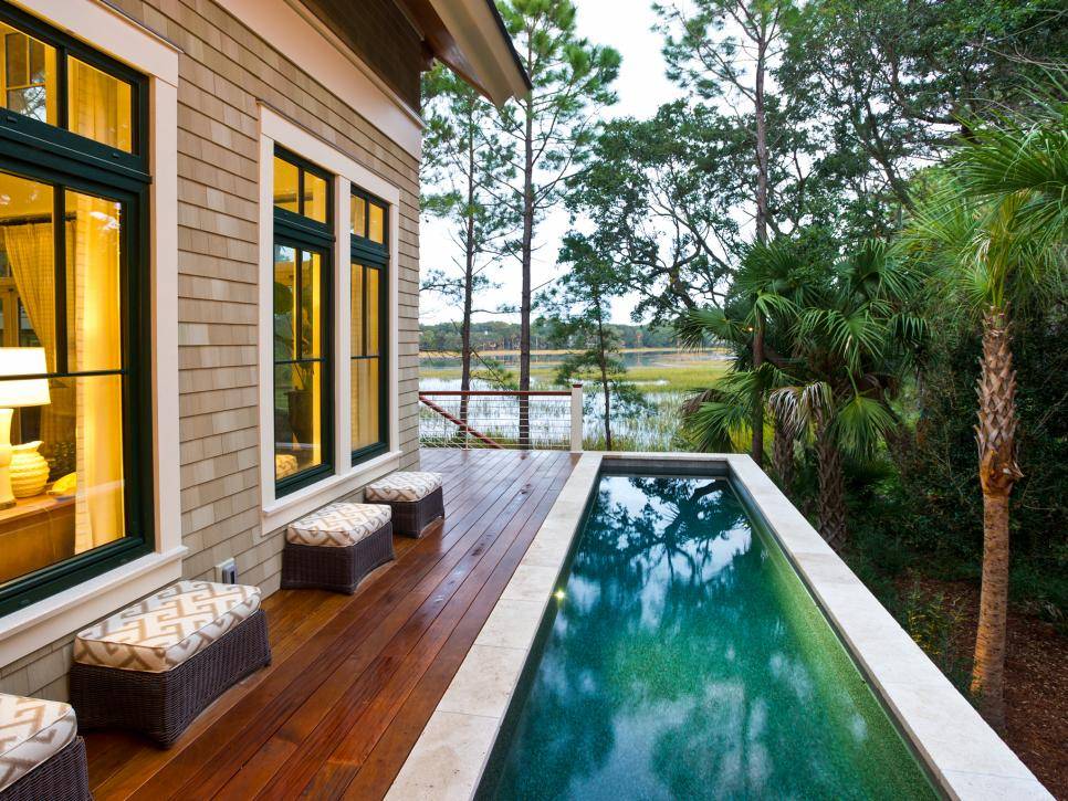 Hồ bơi nhỏ với phần sàn gỗ tiện nghi, đủ để mang lại những phút giây thư giãn ngoài trời thú vị cho các thành viên gia đình.