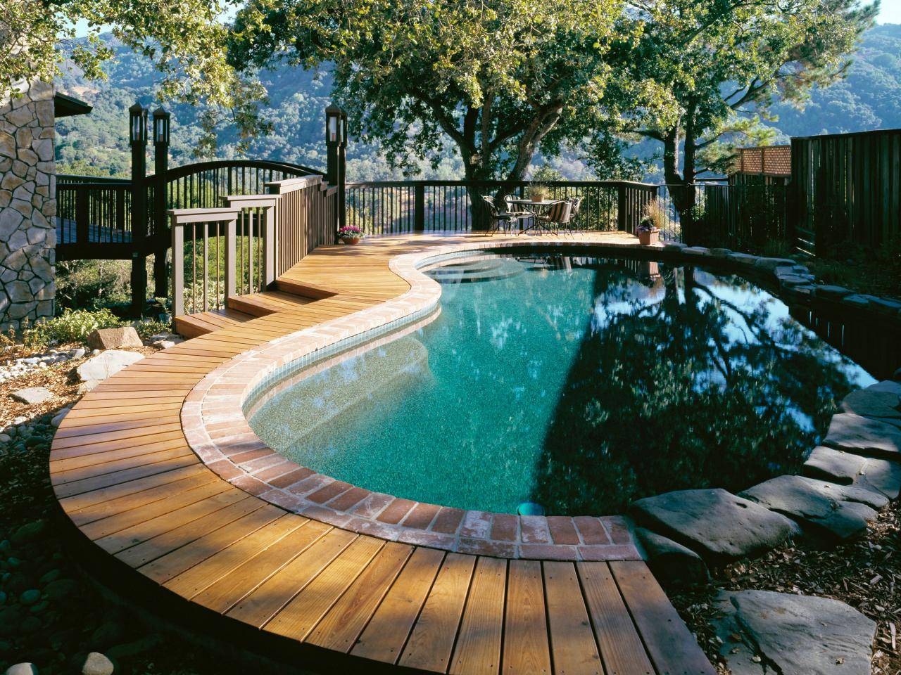 Không gian bể bơi gia đình sở hữu tầm nhìn rộng mở, xanh mát, gần gũi với thiên nhiên.