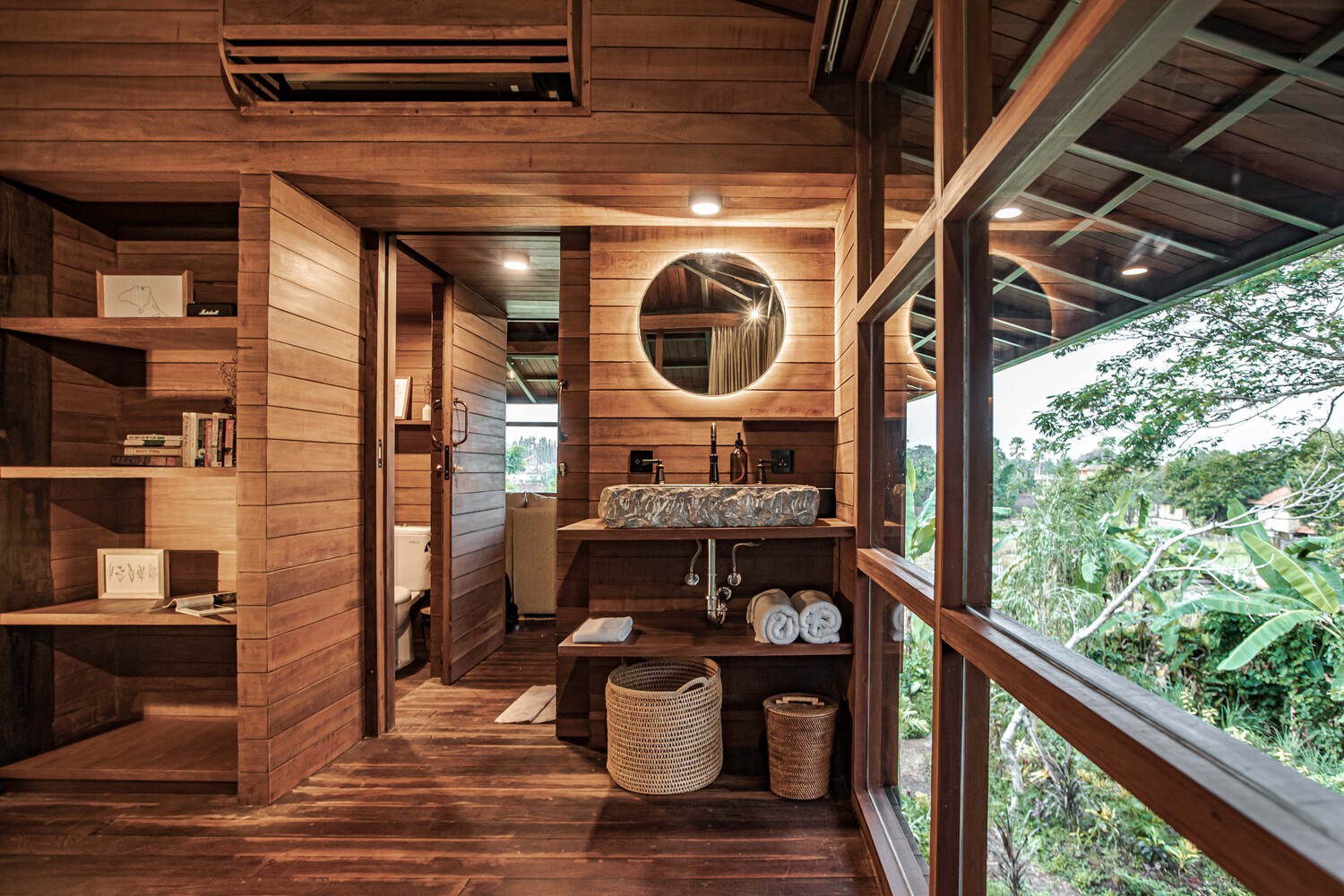 Phòng tắm và nhà vệ sinh được thiết kế sang trọng, tiện nghi khiến chúng ta liên tưởng đến những căn hộ khách sạn tại Bali.