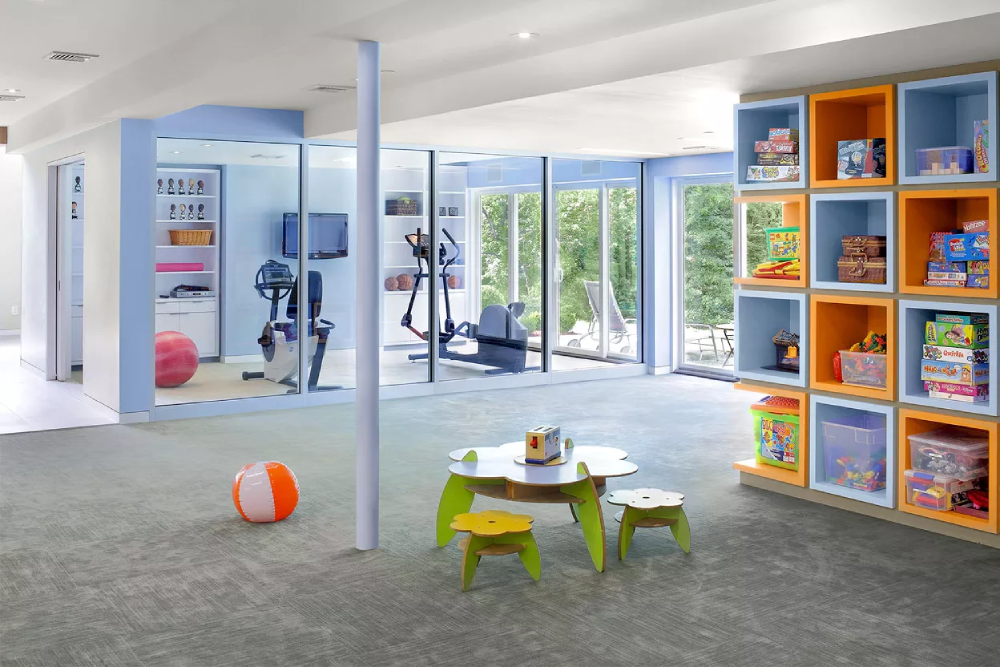 Phòng tập thể dục tại nhà ở tầng hầm với phòng chơi của trẻ em