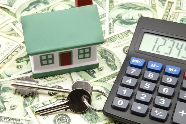 hình ảnh mô hình ngôi nhà mái xanh ngọc, chìa khóa, máy tính cầm tay đặt trên đống tiền USD