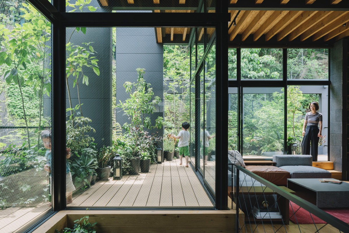 Ngôi nhà Nhật yên bình được bao quanh bởi cây xanh