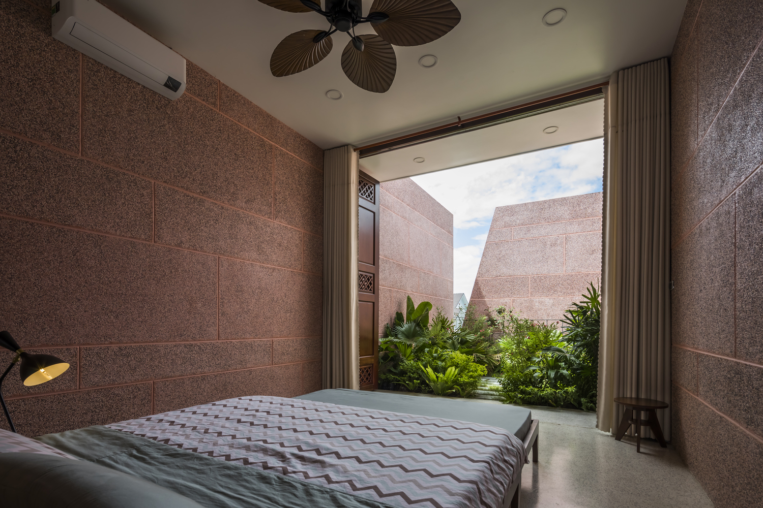 Công trình được thiết kế theo trục đứng của mặt bằng, các phòng ngủ đều có không gian riêng và mang lại những trải nghiệm khác biệt.