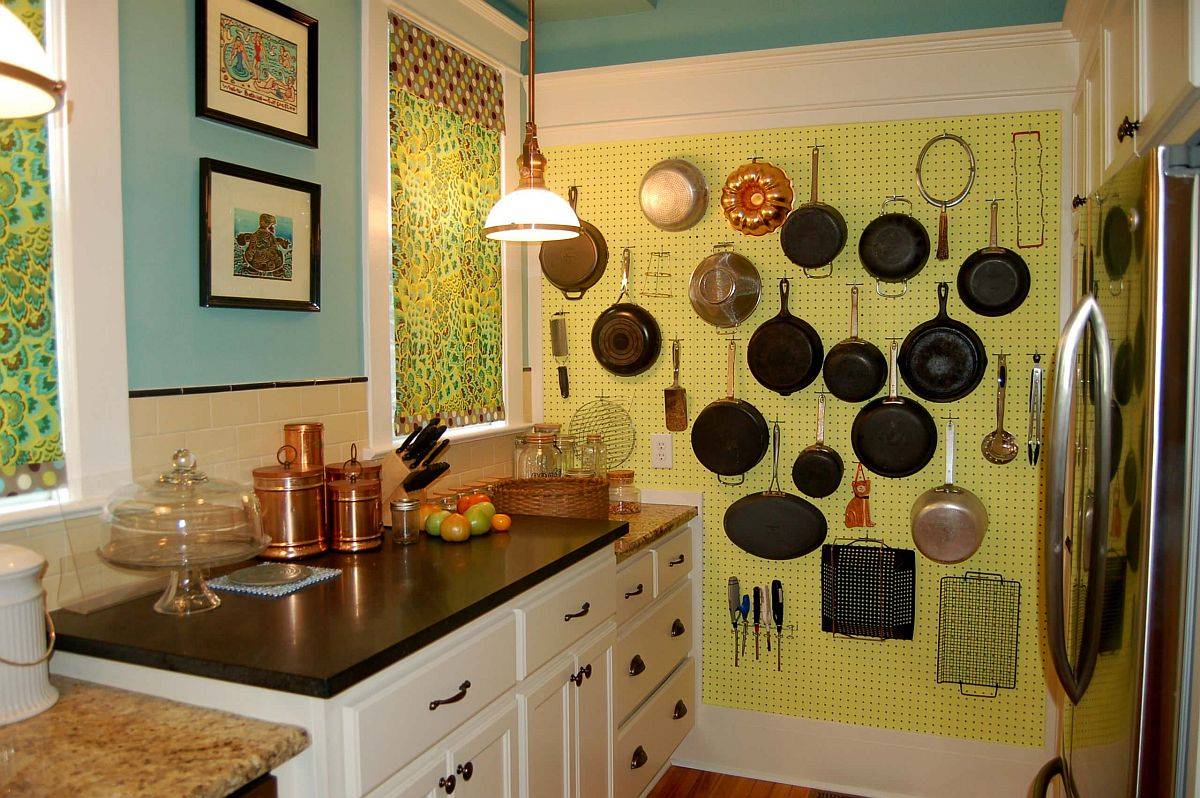Bảng ghim cho bếp phòng trọ còn là điểm nhấn cực hút mắt với tông màu vàng chanh.