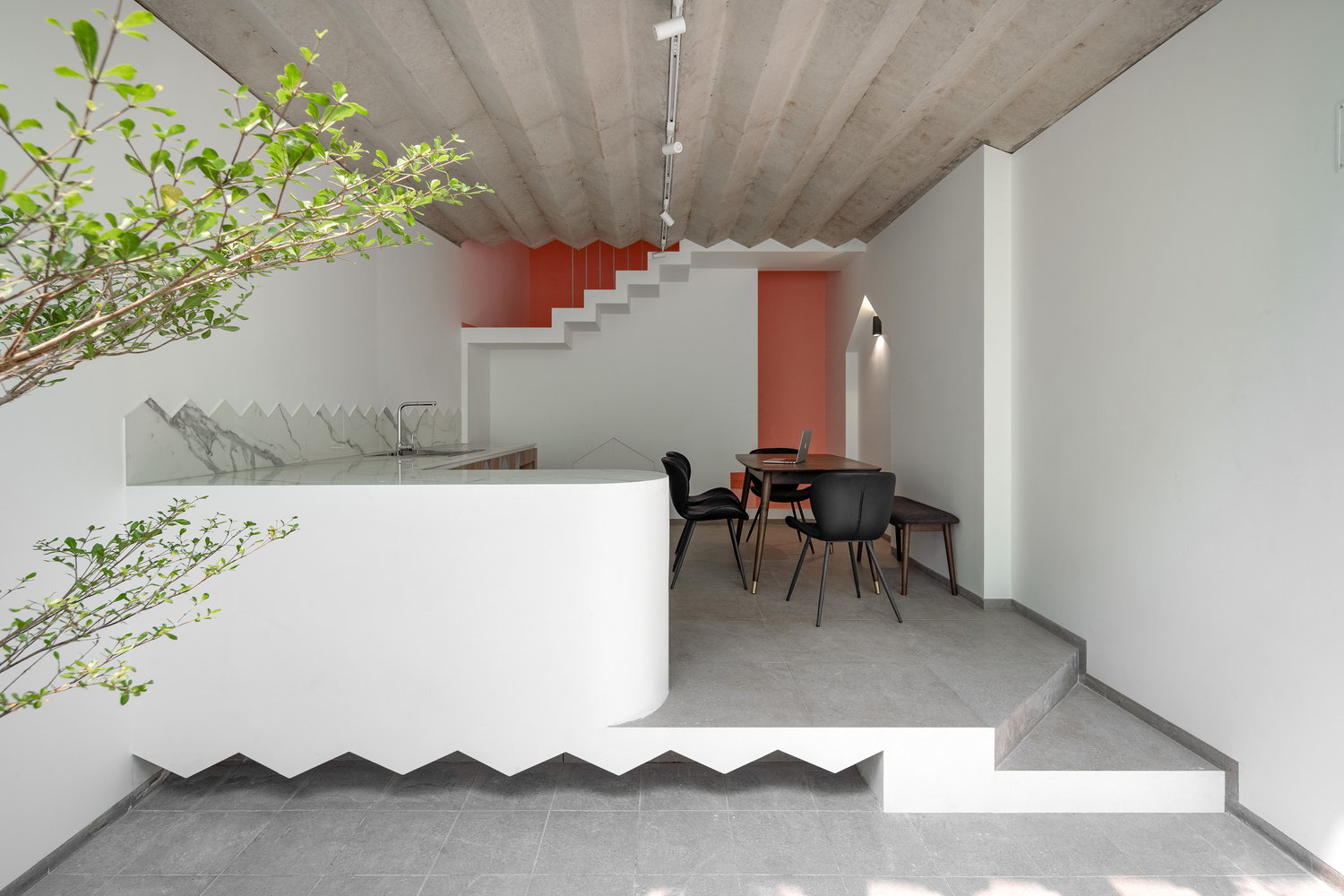 Tầng 1 ngôi nhà dành cho không gian bếp và phòng ăn gọn xinh. Lối thiết kế tối giản, hiện đại giúp tối đa hóa diện tích.