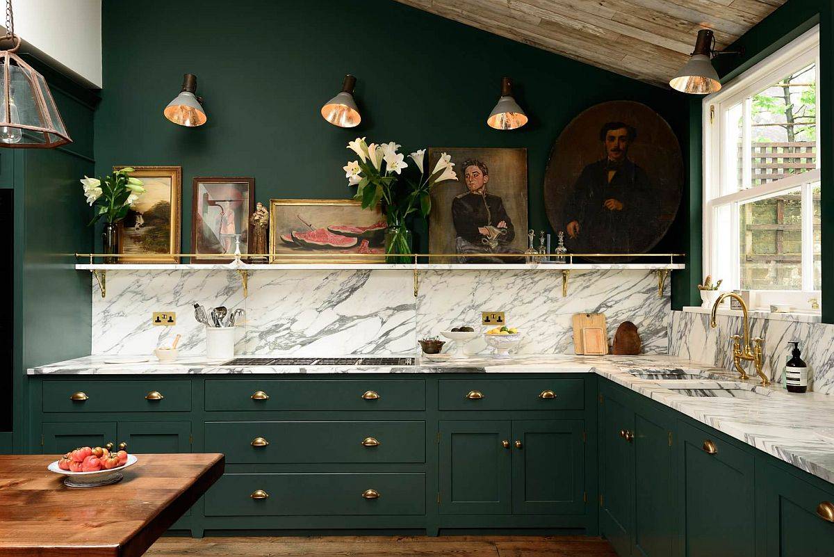 Màu xanh lá cây đậm kết hợp với chụp đèn, tay nắm cửa tủ bằng kim loại mang lại cho gian bếp vẻ đẹp hiện đại kết hợp hài hòa cùng yếu tố cổ điển.