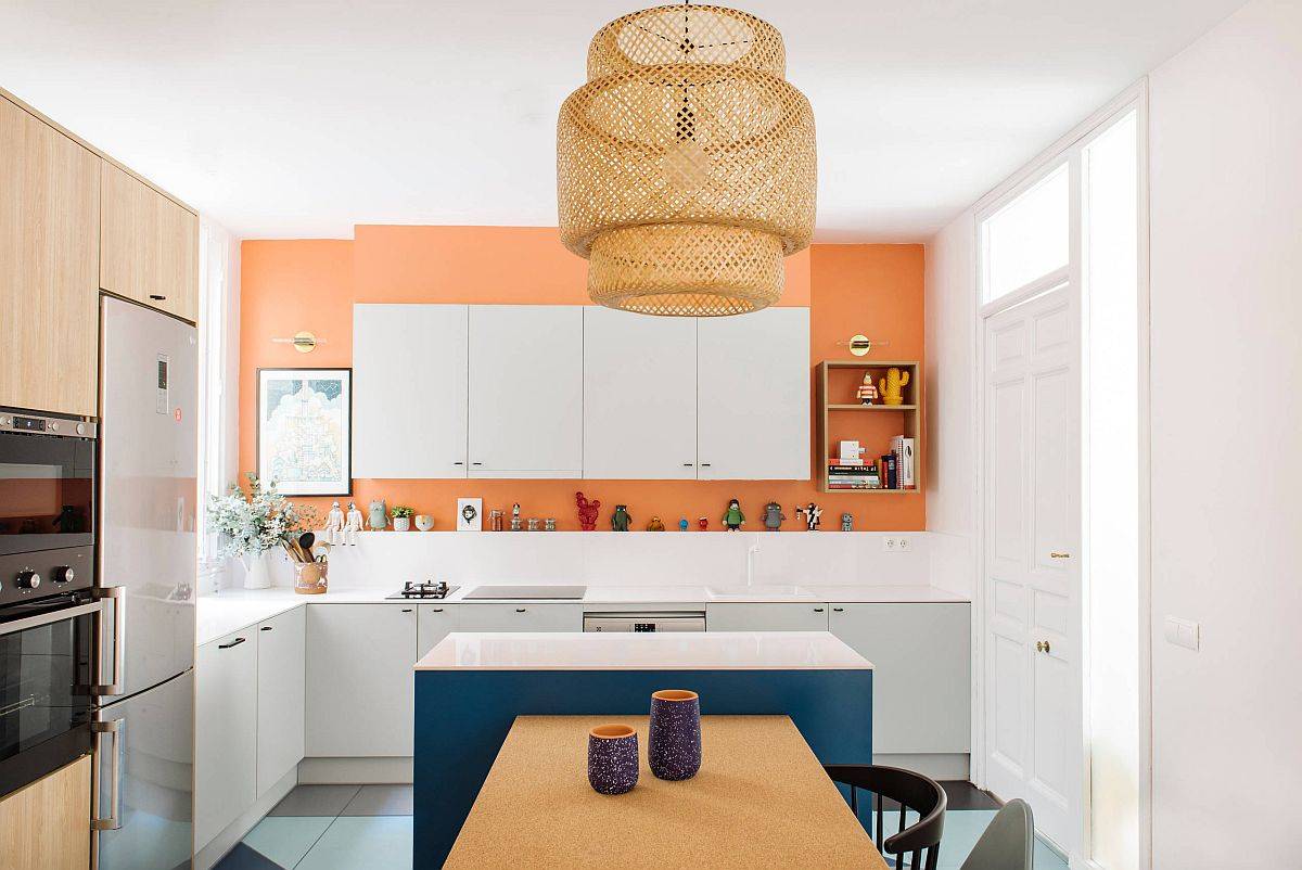 Căn bếp đương đại màu trắng với điểm nhấn là mảng tường màu đỏ cam nổi bật.