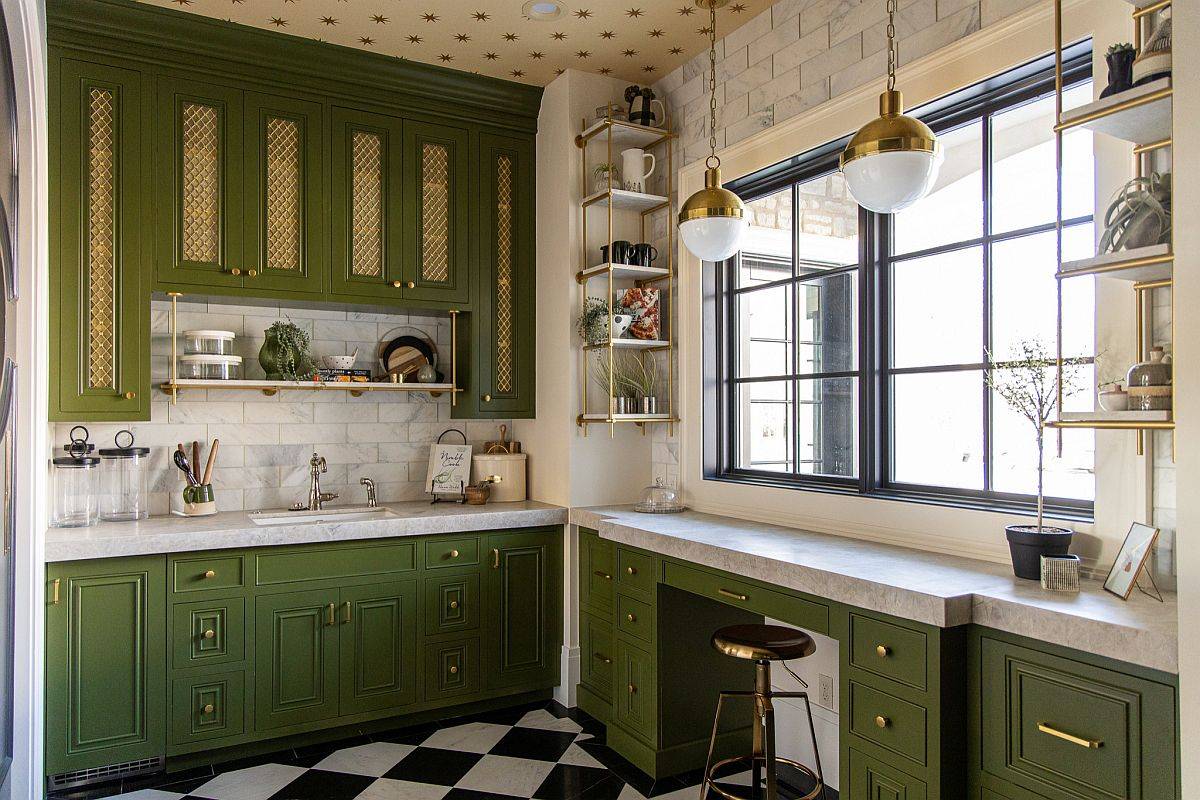 Nhà bếp màu trắng và xanh lá cây cổ điển là lựa chọn hoàn hảo cho mùa thu.
