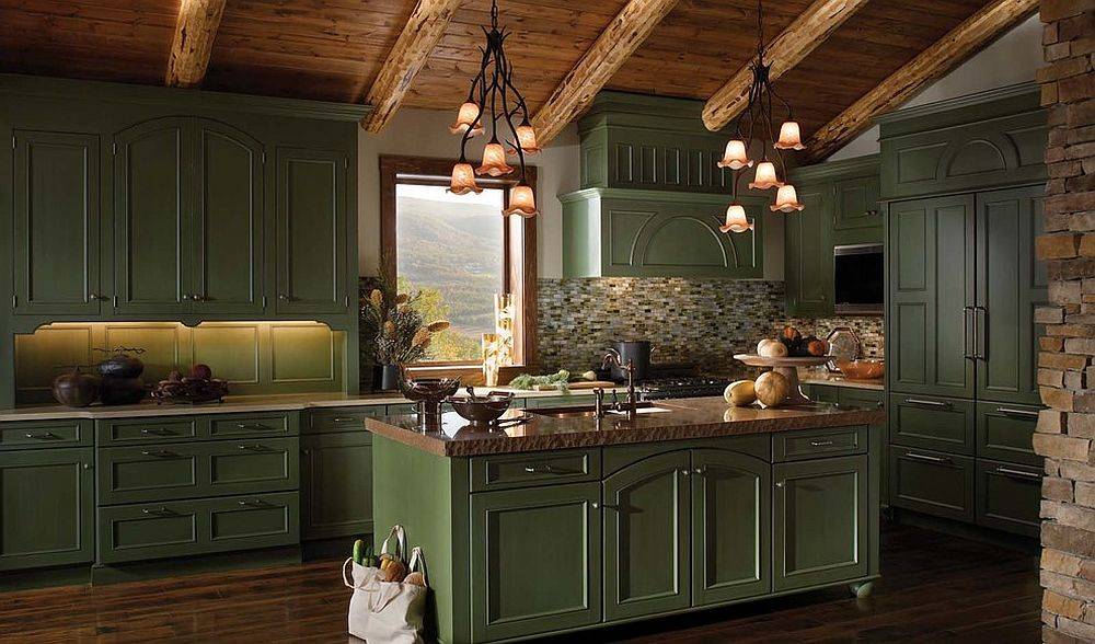 Tủ màu xanh lá cây trang nhã trong phòng bếp giúp gia tăng chiều sâu cho căn phòng, đồng thời cung cấp không gian lưu trữ lớn.