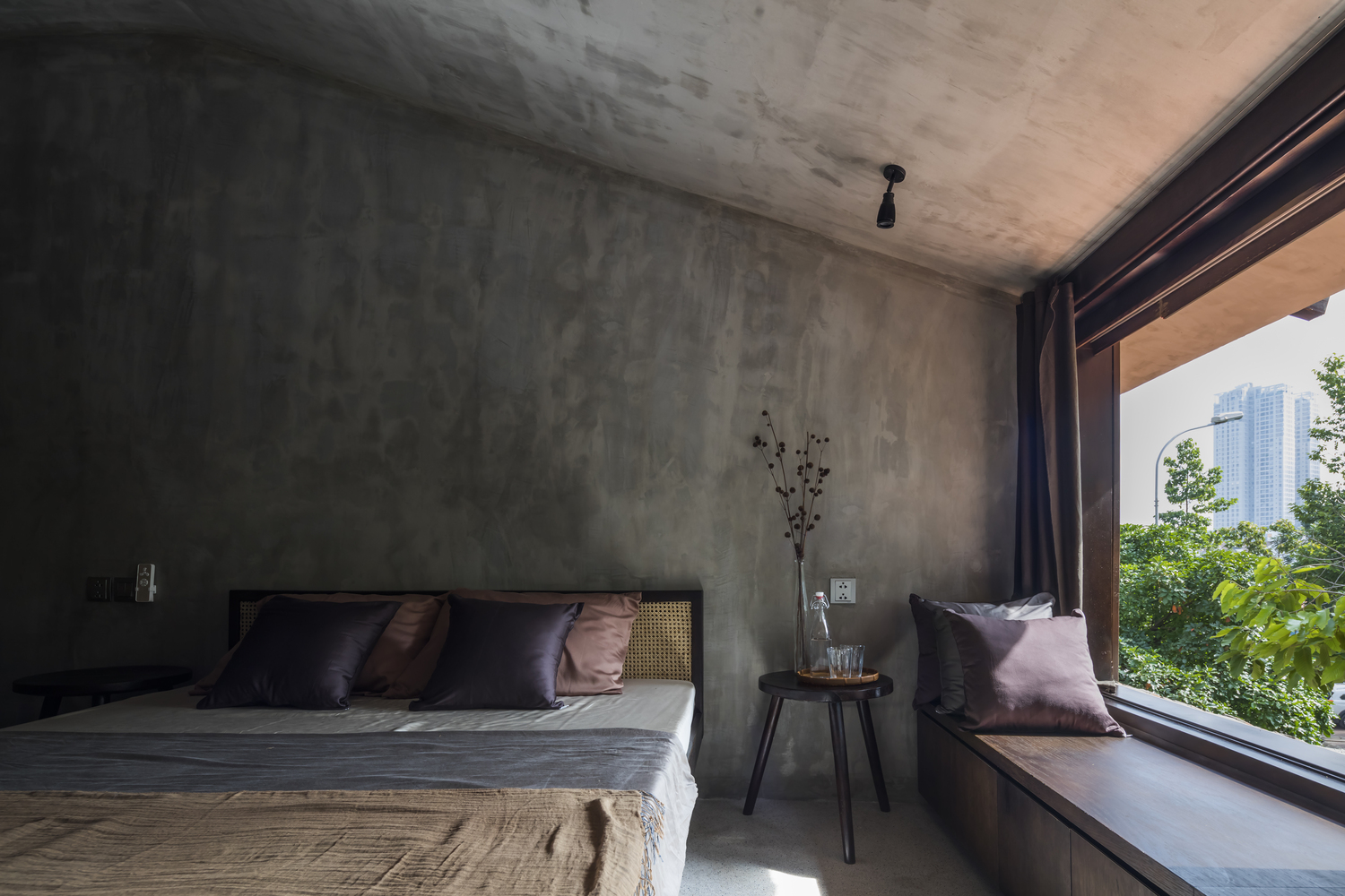 Tường, trần, sàn nhà bê tông màu xám kết hợp hài hòa cùng nội thất tối giản mang đến cho người ngủ trong phòng cảm giác thư thái, thoải mái nhất.