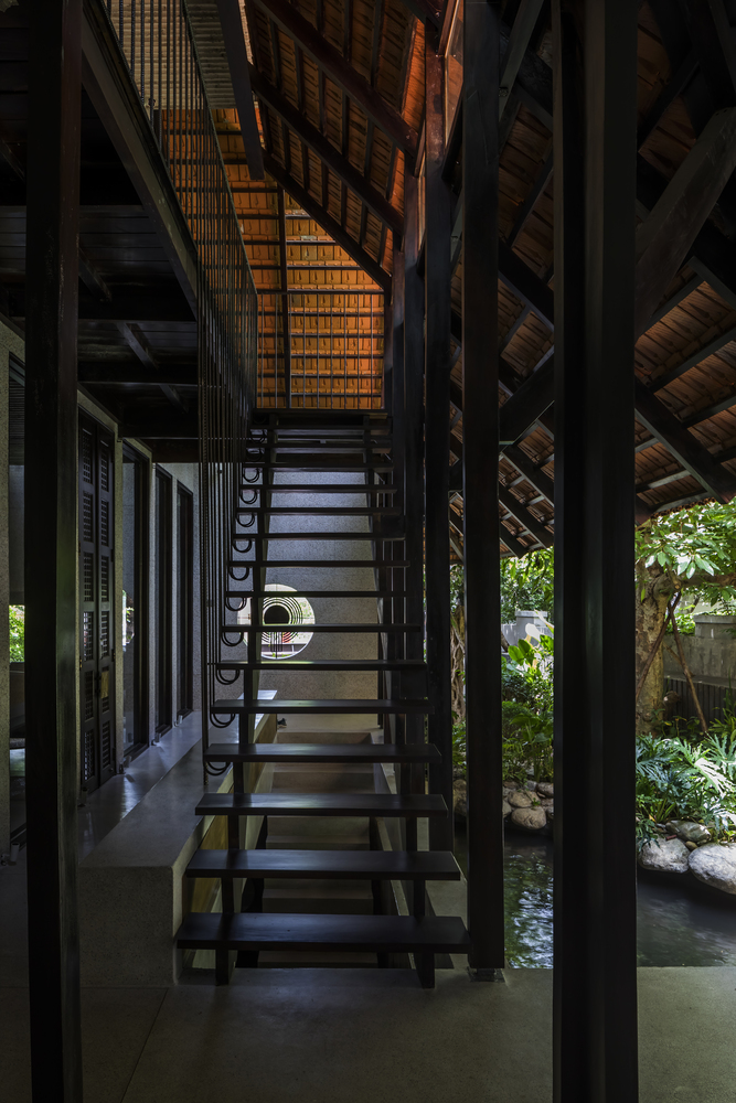 Cầu thang gỗ bậc hở tạo độ thông thoáng cho không gian, cho phép ánh sáng và không khí lưu thông tốt hơn.