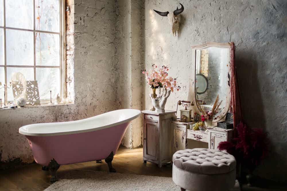 phòng tắm đẹp với bồn màu hồng cạnh cửa sổ