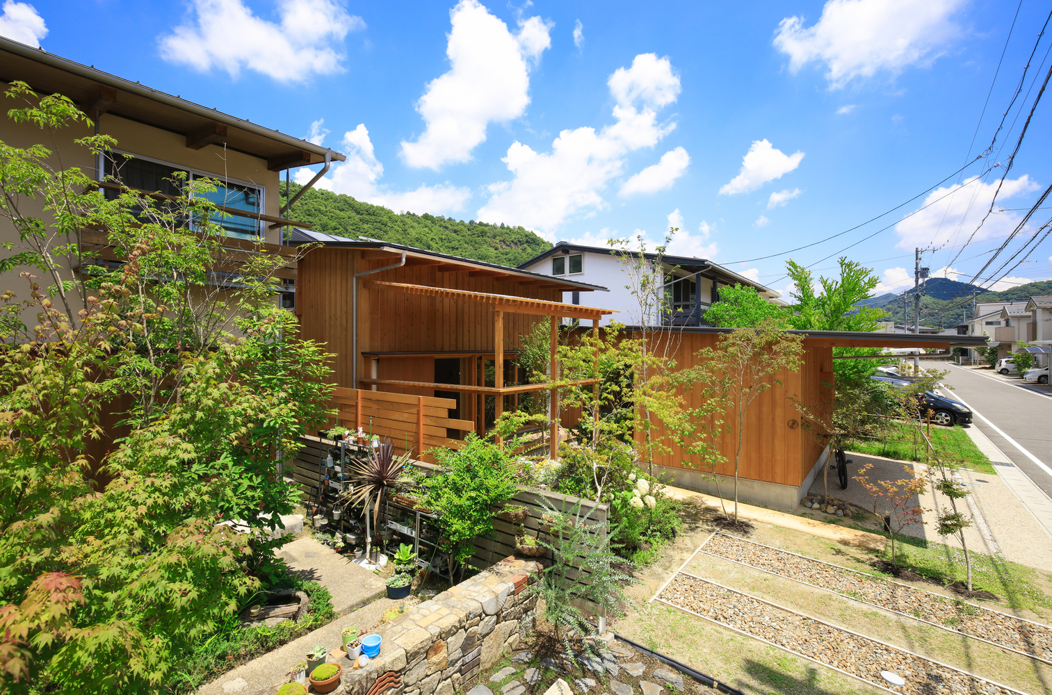 Toàn cảnh ngôi nhà nhỏ bằng gỗ có sân vườn phía trước ở Nhật Bản