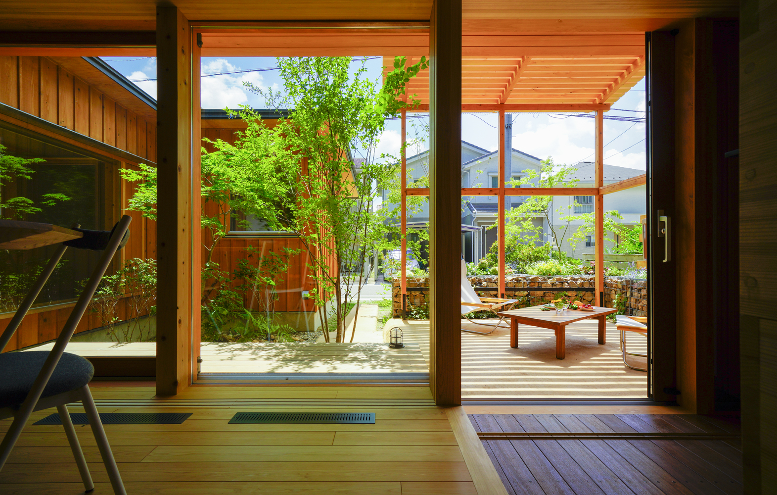 Kết cấu ngôi nhà được hoàn thiện bằng chất liệu gỗ chủ đạo, tông màu ấm áp và hài hòa với cảnh quan sân vườn.