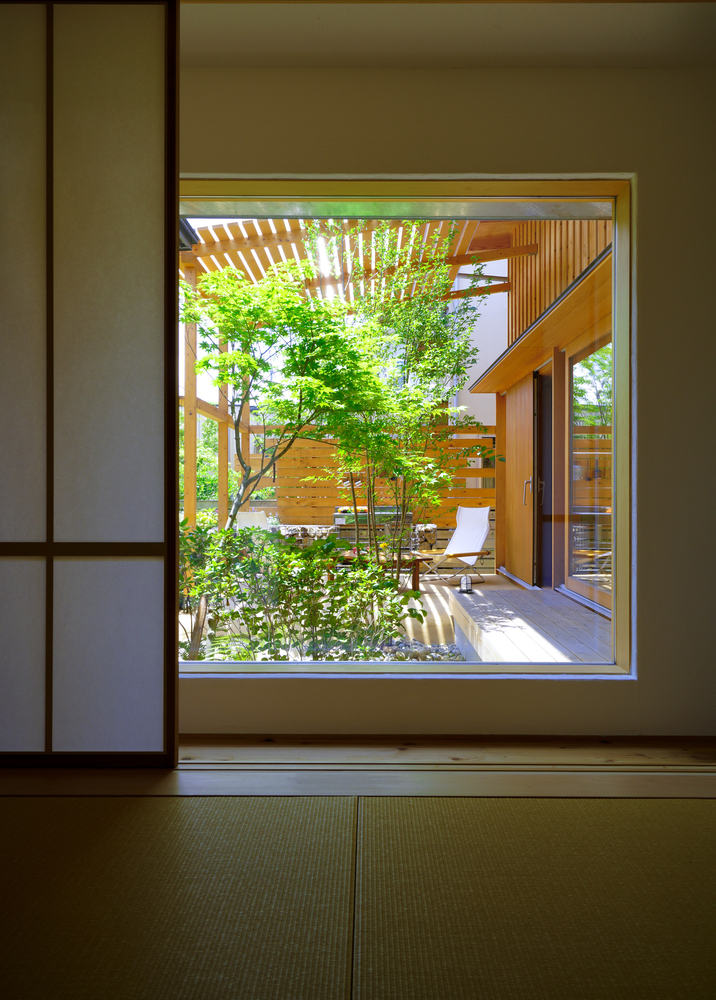 Các khung cửa cao rộng góp phần xóa mờ ranh giới giữa bên trong nhà và không gian sân vườn, tăng sự kết nối giữa con người với thiên nhiên.