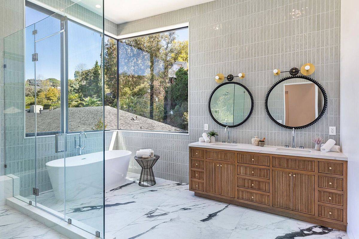 Sàn đá cẩm thạch tạo điểm nhấn hút mắt cho phòng tắm hiện đại này.