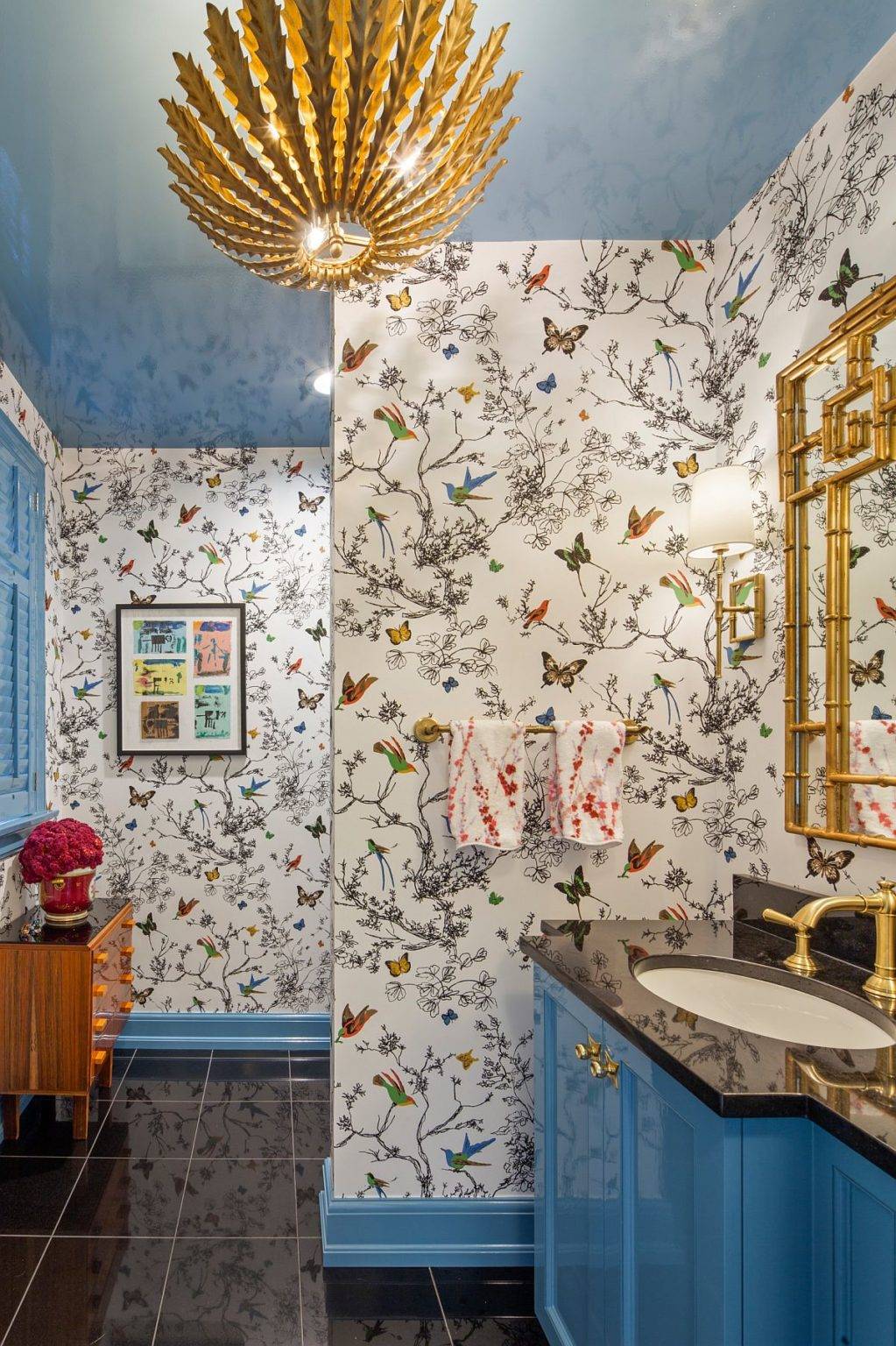 phòng tắm với giấy dán tường họa tiết mùa xuân, chim muông, hoa lá