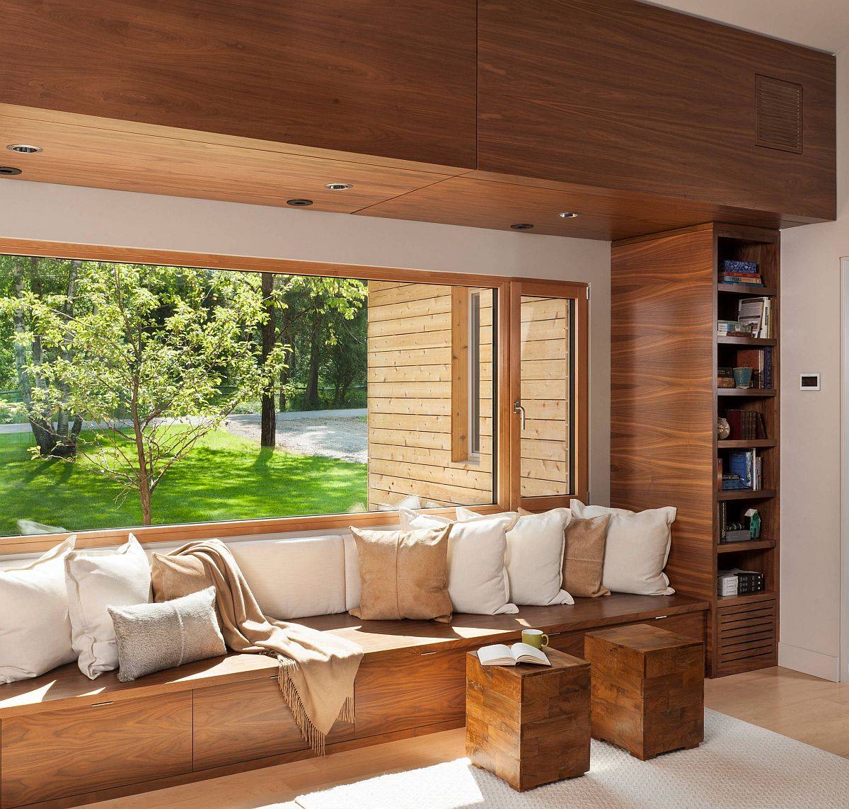 Ghế dài âm tường bằng gỗ là lựa chọn phổ biến nhất cho phòng gia đình nhỏ.