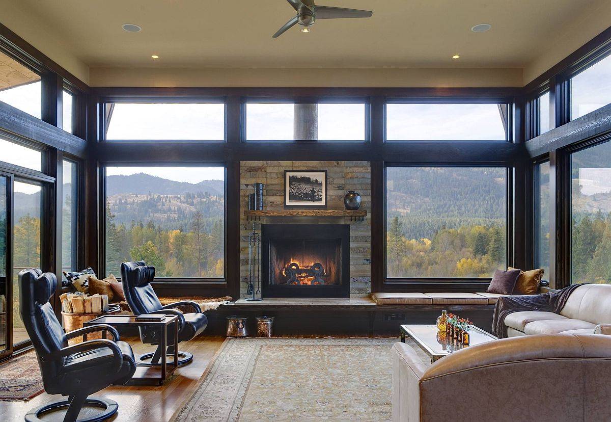 Băng ghế dài hợp tinh tế trong phòng gia đình phong cách đương đại với tầm nhìn lý tưởng ra thung lũng xanh mát.