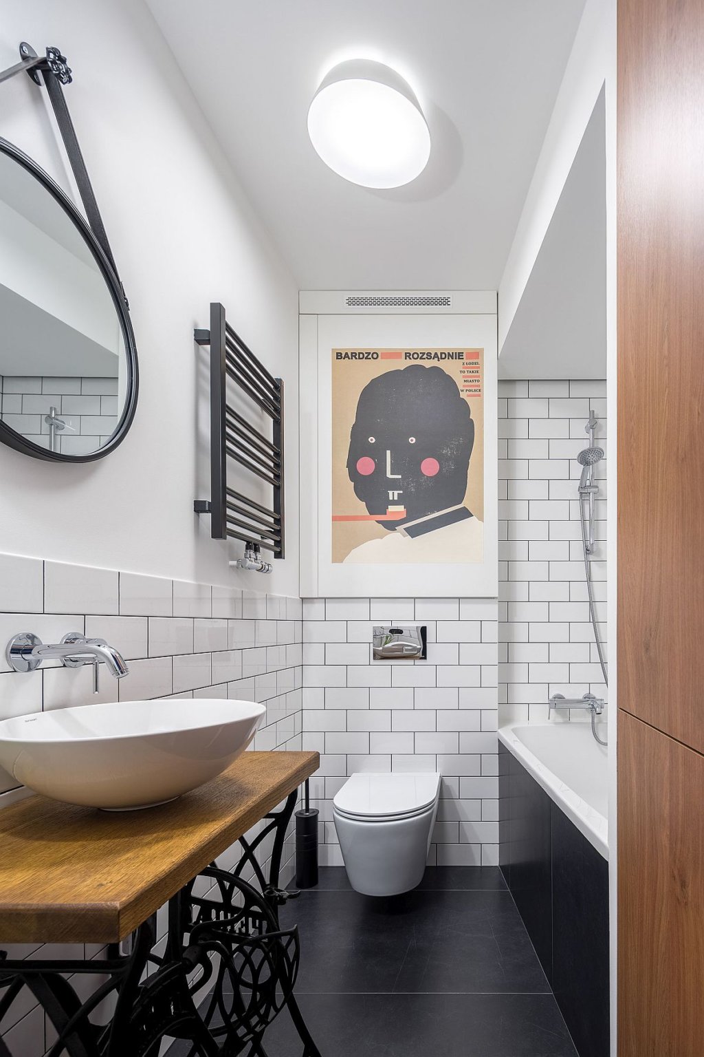 Phòng tắm tông màu đen trắng trong căn hộ 52m2 là sự kết hợp hài hòa giữa phong cách hiện đại và yếu tố cổ điển.