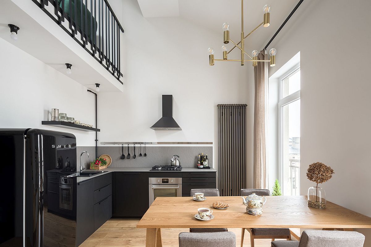 Không gian ăn uống cao gấp đôi với hệ tủ bếp màu đen tuyền bí ẩn, giúp gia tăng chiều sâu cho căn phòng.