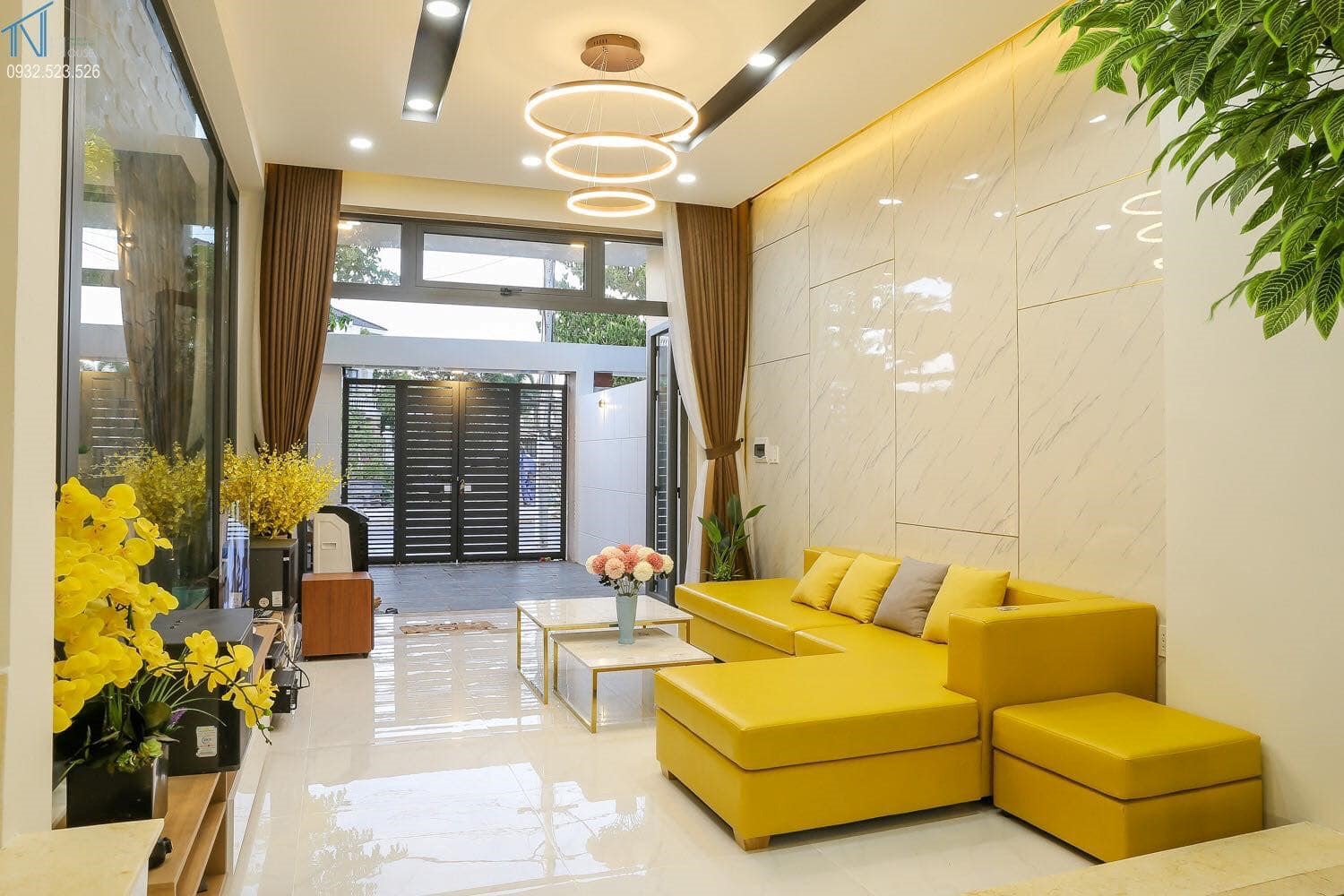 Phòng khách nhà cấp 4 cực bắt mắt với bộ ghế sofa màu vàng chanh tươi sáng, nổi bật trên phông nền màu trắng chủ đạo.