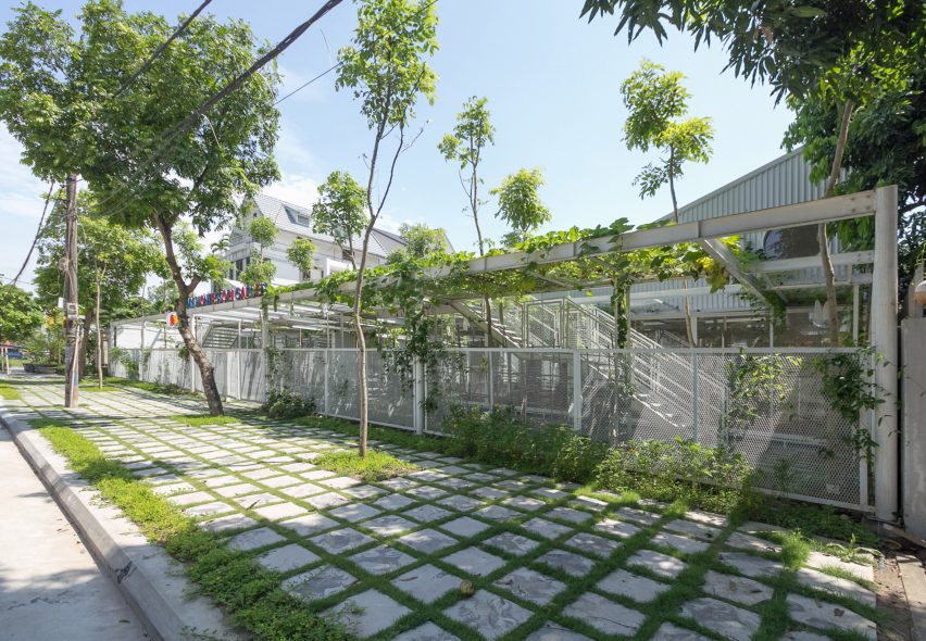 Khuôn viên của trường mầm non được bao quanh bởi hàng rào lưới trắng​.