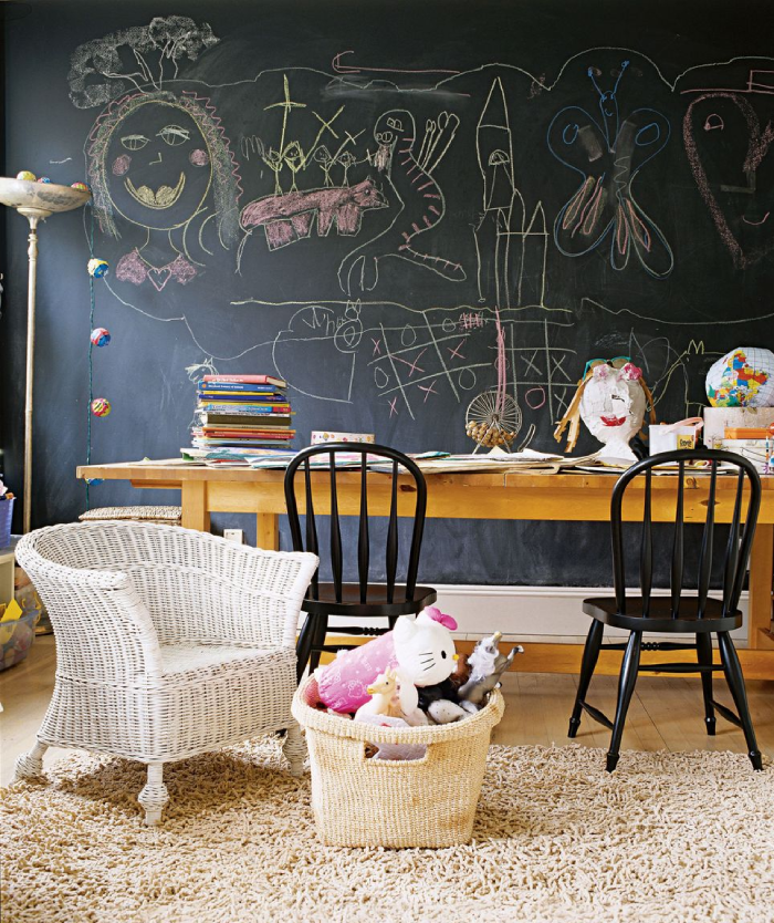 Một bức tường bảng đen luôn sẵn sàng để con bạn ghi lại những ý tưởng bất ngờ xuất hiện. Tại đây, có thể bố trí bàn ghế học, vẽ, chuyện trò...