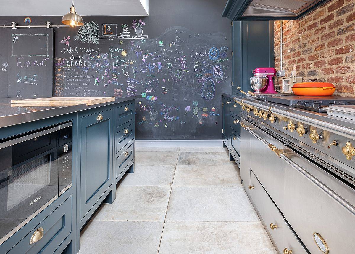 Nhà bếp phong cách công nghiệp hiện đại tinh tế với tường gạch trần ấm áp và bức tường bảng đen tạo phông nền ấn tượng.