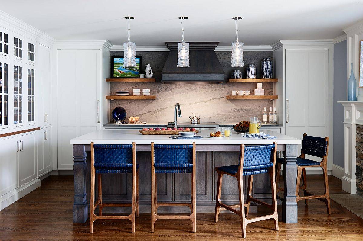 Phòng bếp phong cách bãi biển tuyệt đẹp trong ngôi nhà hiện đại với những mảng màu xanh lam tạo điểm nhấn thú vị.