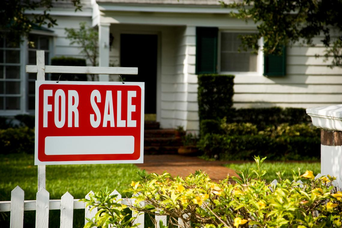hình ảnh cận cảnh dòng chữ for sale màu trắng trên nền màu đỏ minh họa cho thuế thu nhập cá nhân khi bán nhà