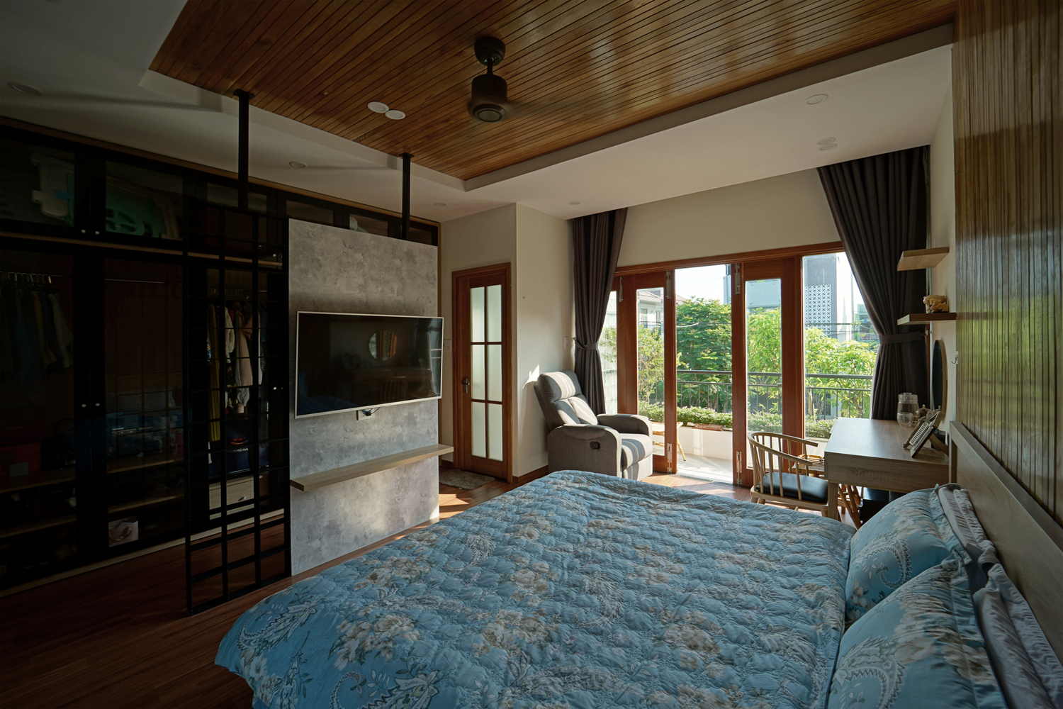 Phòng ngủ rộng rãi, đủ đầy tiện nghi với hệ cửa kính cao rộng đón sáng tự nhiên tối đa.